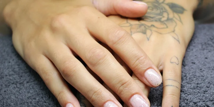 Pokud máte nehty slabé, zvolte variantu s aplikací ochranného laku IBX Repair, který se nanáší pod shellac. 