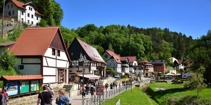 Ti, kteří se chtějí vypravit na skalní vyhlídku Bastei, mohou využít pěší značenou trasu (cca 1,5 hodiny).