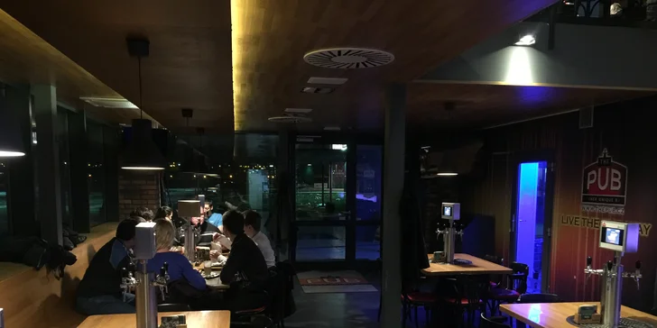 Na každém stole je pípa, vychlazenou Plzeň si tak můžete načepovat sami.