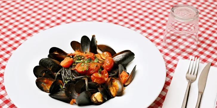 Zuppa di cozze alla tarantina aneb předkrm z čerstvých slávek.