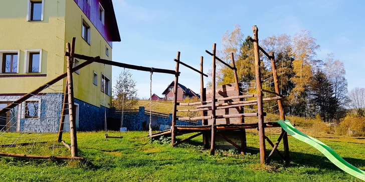 Ke každé chatě patří malý zahradní gril na dřevo či uhlí a venkovní uzamykatelná kóje na lyže či jiné vybavení.