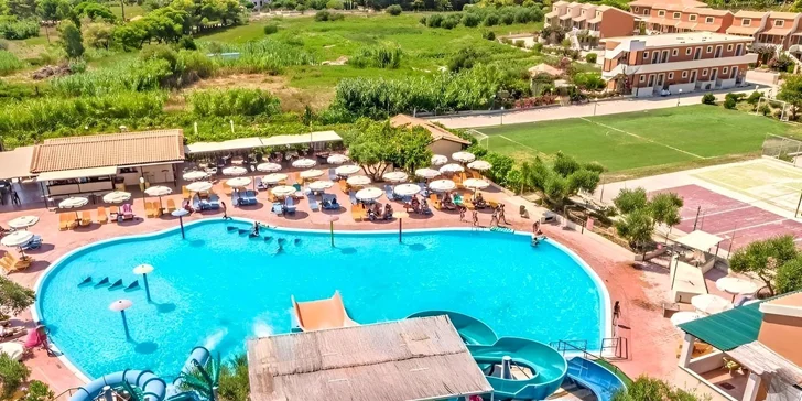 Zatímco milovníci adrenalinu jistě vyzkouší vodní atrakce, ostatní mohou relaxovat na lehátkách u bazénu obklopeného zelení. 
