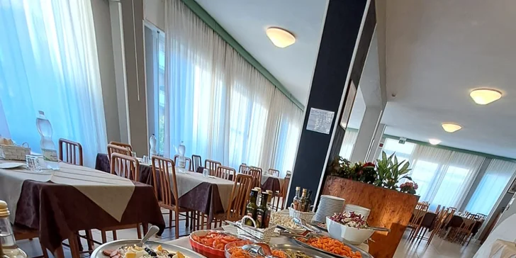 Raňajky sa podávajú formou bufetu, obed a večera sú servírované (vyberáte si 3 chody z menu).