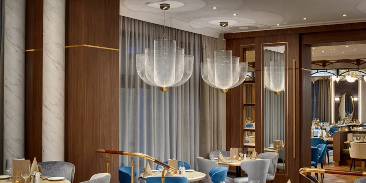 Během večeří je v restauraci vyžadován dress code smart casual. 