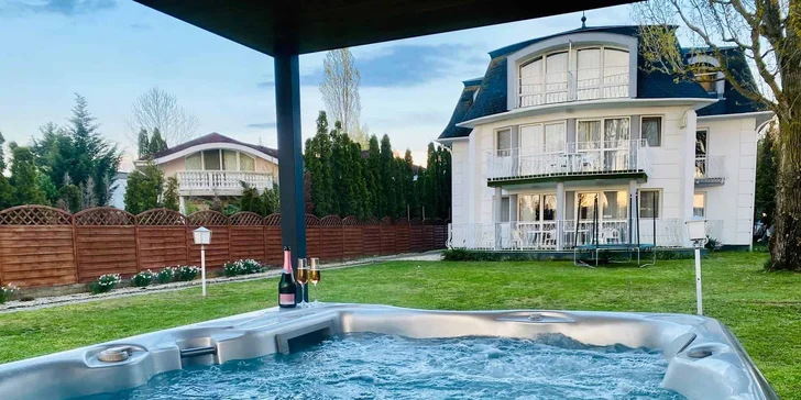 Vila ponúka súkromný prístup k jazeru, vlastnú pláž s ležadlami, drevené mólo a wellness záhradu