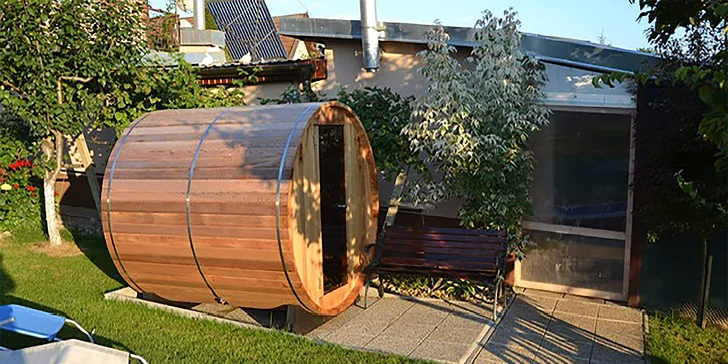 Záhradu dopĺňa aj nová barelová sauna. 