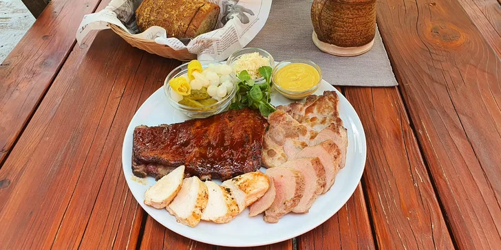 Talíř masa ve stylové pivnici Komín pub: panenka, prso, krkovice i žebra, navrch chleba a zelenina