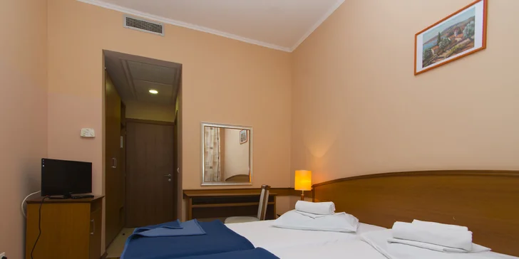 O komfort bude nadmieru postarané. Izby sú zariadené minimalisticky, no obsahujú všetko potrebné pre 21. storočie – pohodlné postele, satelitnú TV a vlastnú kúpeľňu. 