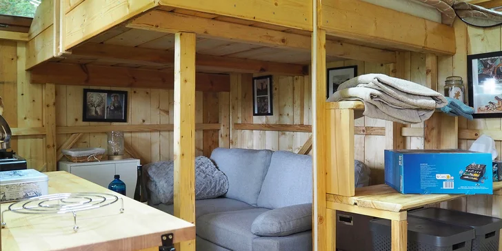 Tiny house, který bude čekat na vás, je určen až pro 2 osoby, případně i dítě, a to zejména těm s dobrodružným duchem.