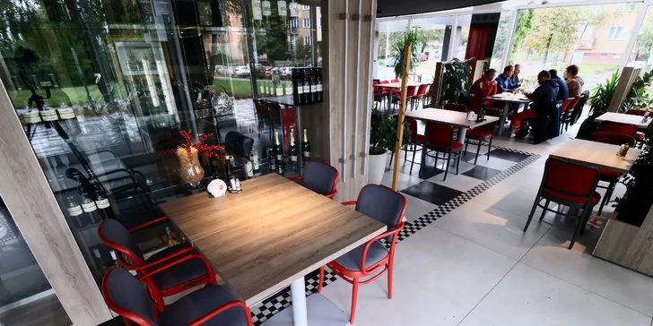 Restauraci najdete kousek od zastávky Bajkalská či Slavíkova.