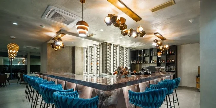 Hotelová restaurace s prostornou terasou a výhledem na moře podává snídaně, obědy i večeře formou bohatého bufetu. 
