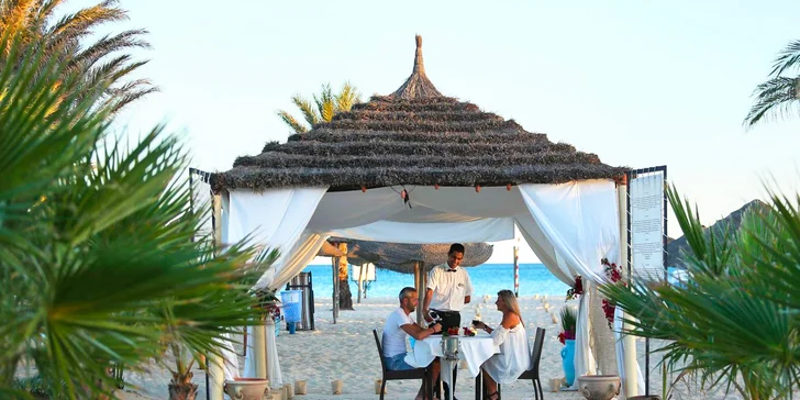 Hotel se nachází přímo na jedné z nejhezčích pláží Hammametu.