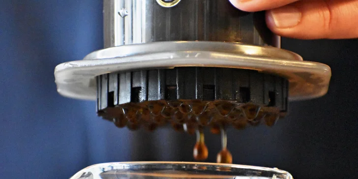 Zjistíte, v čem se liší metody Aeropress, French press, V-60, Kalita, Vacuum pot či Moka press a ochutnáte, jaký vliv má metoda na výslednou chuť nápoje.

