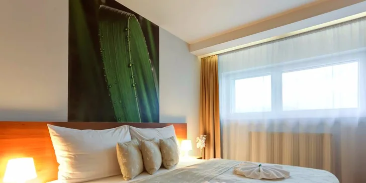 Na všech pokojích je TV, Wi-Fi i minibar. 