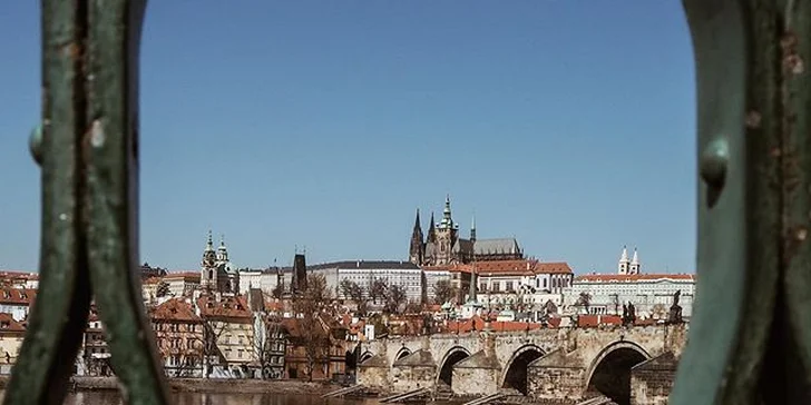 Pěšky dojdete i na Karlův most nebo Václavské náměstí. 