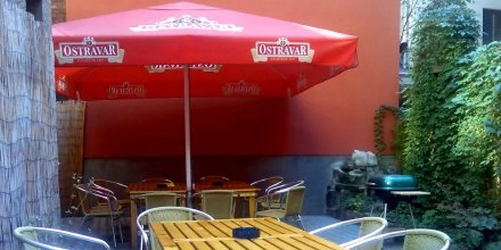 Posedět můžete i na zahrádce.