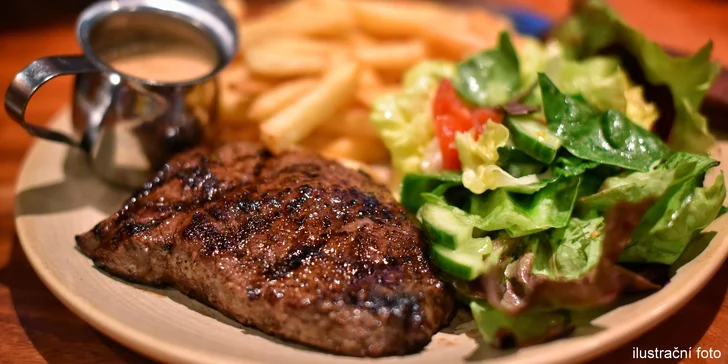 Bylinkami provoněný steak z krkovičky nebo kuřecího masa s přílohou