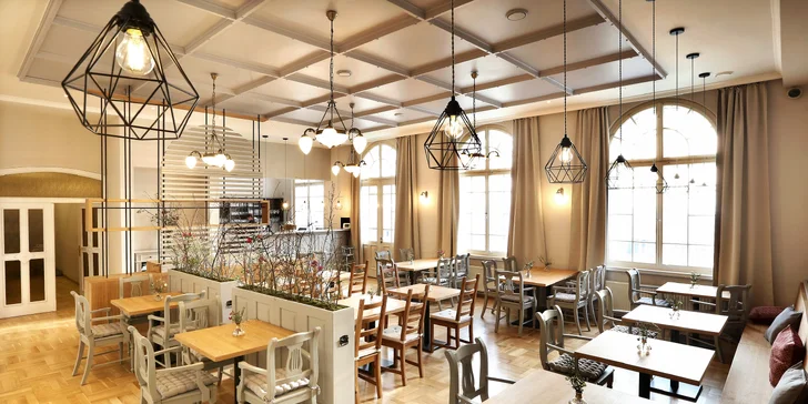 V hotelové restauraci si pochutnáte na regionálních specialitách a třeba i na kávě z místní pražírny.