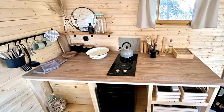 Vo vnútri je vybavená kuchynka aj s chladničkou.