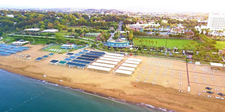 Na pláž (600 m) se dostanete hotelovou kyvadlovou dopravou.
