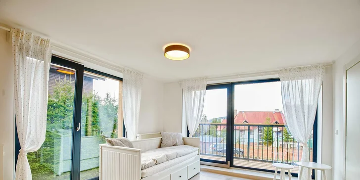 Každý apartmán je umístěn v bytovém domě, který plně respektuje architektonické prvky horské oblasti a zapadá tak do okolní krajiny.