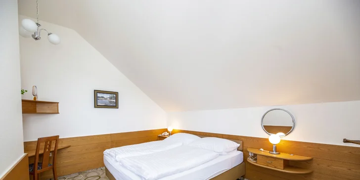 K většině pokojů patří balkon a po předchozí dohodě se dá zamluvit i ubytování uzpůsobené alergikům.