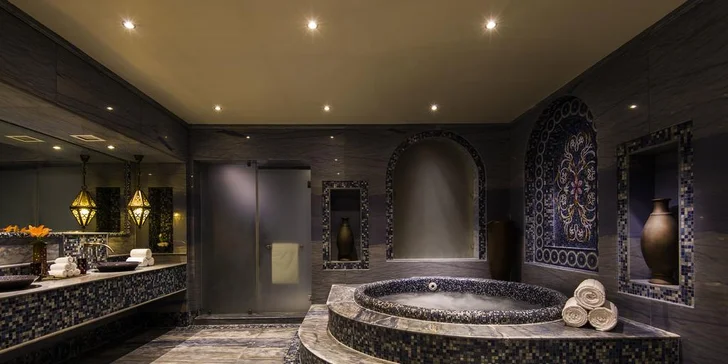 Součástí spa centra je vířivka.