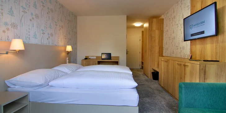 Pokoje 4* hotelu Srní jsou vybaveny koupelnou s WC a sprchou či vanou, minibarem, fénem, TV, sejfem a telefonem. 