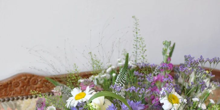 Na skupinovém kurzu si uvážete přírodní kytici v boho stylu odpovídající aktuální sezóně, v kombinaci květin dovezených i místních sezónních a také si vlastnoručně zhotovíte věneček do vlasů. 