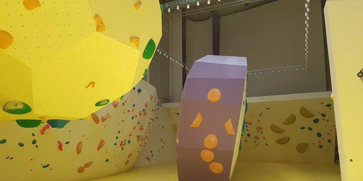 Na zbrusu nové boulderové stěně si osvojíte základní lezecké dovednosti.