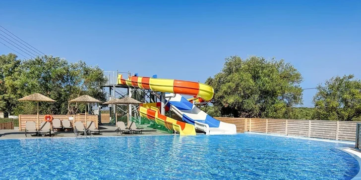 Hotel je oblíbený pro klidnou lokalitu a krásnou zahradu, potěší vás bazénem se slanou vodou i splash parkem pro děti. 