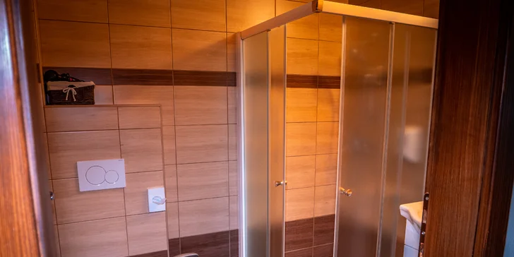 Vlastní koupelna taky není k zahození. 