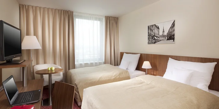 Podle kapacity hotelu se zabydlíte v apartmánu nebo standardním pokoji s možností přistýlek.