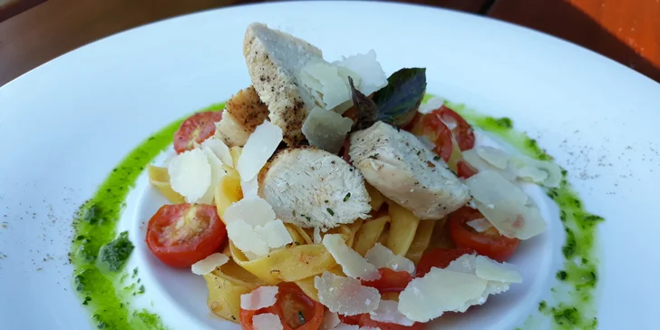 Čerstvé tagliatelle s kuřecím masem a pečenými rajčaty sypané parmezánem