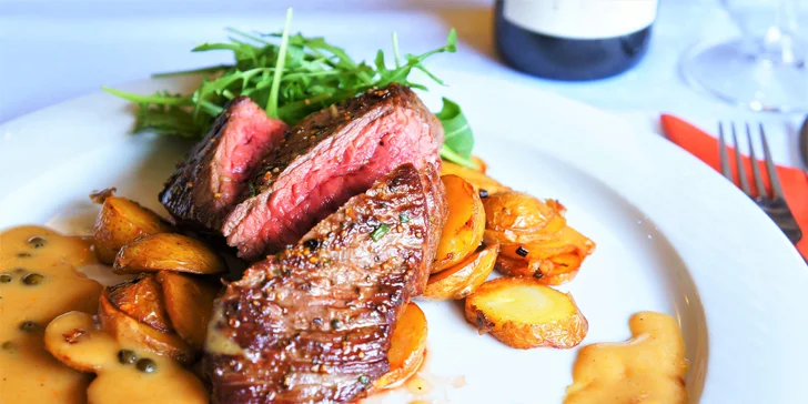 Jako hlavní chod dostanete flank steak z vyzrálého hovězího masa s pepřovou omáčkou a pečenými plátky grenaille brambor.