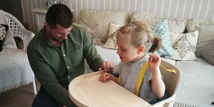 Pre deti s epilepsiou je prvoradá bezpečnosť. Záchvat ich kedykoľvek môže hodiť o zem. Na obrázku vidíte prototyp špeciálnej stoličky pre deti s hendikepom. Je výsledkom spolupráce Meli Beli, o. z. s Vysokou školou výtvarných umení v Bratislave, konkrétne s ateliérom interiérového dizajnu. Stolička spĺňa základné požiadavky: má pultík, podnožku pod nôžky a najmä bezpečnostné pásy.