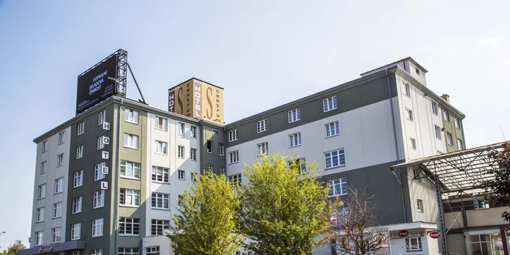 Budova hotelu je nepřehlédnutelná.
