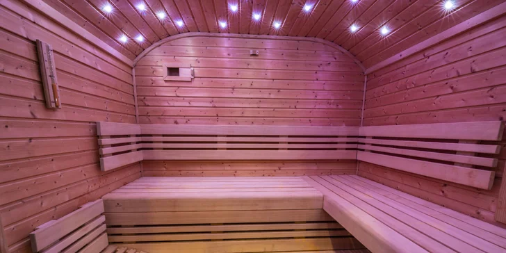 V saunové zóně je finská sauna s hvězdným nebem. 