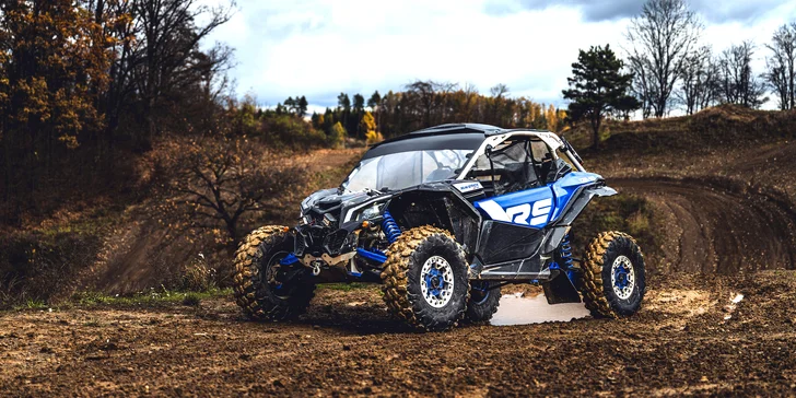 Buggy má výkon 143 kW, dokonalé vyladění a nastavitelné závodní tlumiče FOX pro každý terén a styl jízdy… 