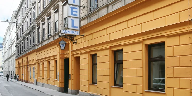 V okolí je množstvo významných pamiatok, napr. galéria Albertina či cisársky palác Hofburg.