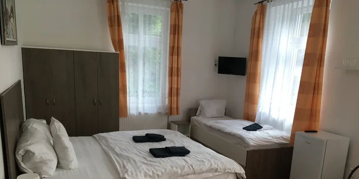 Na pokojích nechybí TV, malá lednička a Wi-Fi připojení zdarma.