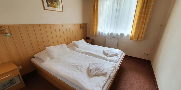 Niektoré izby majú prístelku alebo sú orientované na južnú stranu, kde je výhľad na jazierko s fontánou.