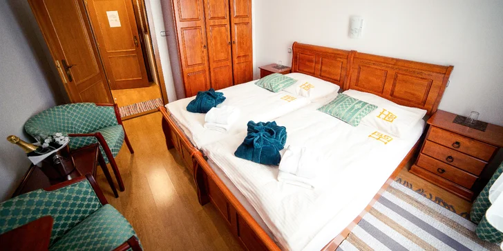 Pohodlí si uděláte v jednom z dvoulůžkových pokojů, ale v nabídce najdete také mezonet, třílůžkový pokoj či apartmá se dvěma ložnicemi.