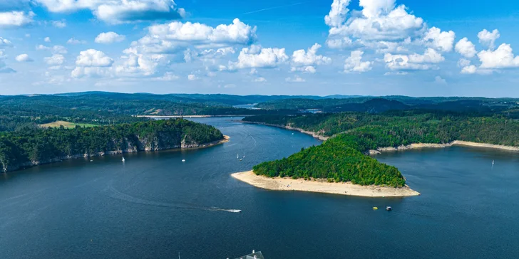 K vodnej nádrži Orlík dôjdete aj pešo, sú to asi 3 kilometre.