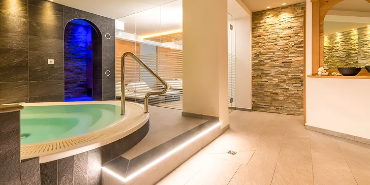 V ceně máte neomezený wellness, tedy finskou a bylinnou saunu, parní lázeň, infračervenou kabinu a vířivku. 