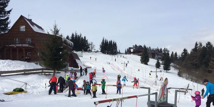 Skiareál se nachází na česko-slovenské hranici. 