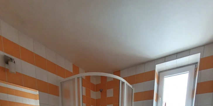 Každá izba má vlastnú kúpeľňu s toaletou.