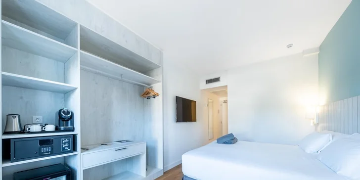 Součástí vybavení je kávovar a minibar. 