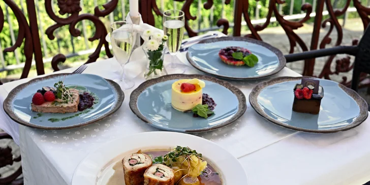Součástí menu je buď sklenka, nebo lahev prosecca.