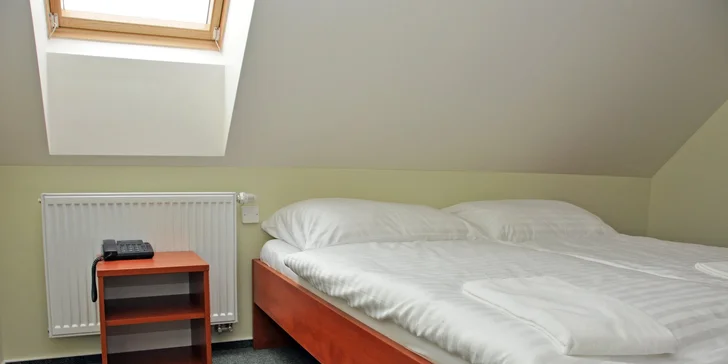 Na výběr máte ubytování v pokojíc Standard (na obrázku), nebo ve Stylovém pokoji.